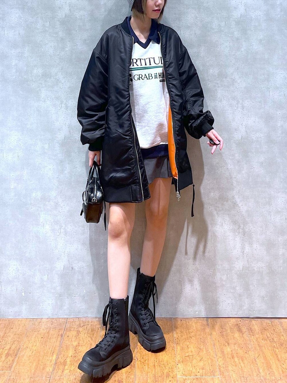 グレー系のその他パンツ、ブラック系のMA-1、ブラック系のブーツを着用したレディースの冬コーディネートの4枚目の写真