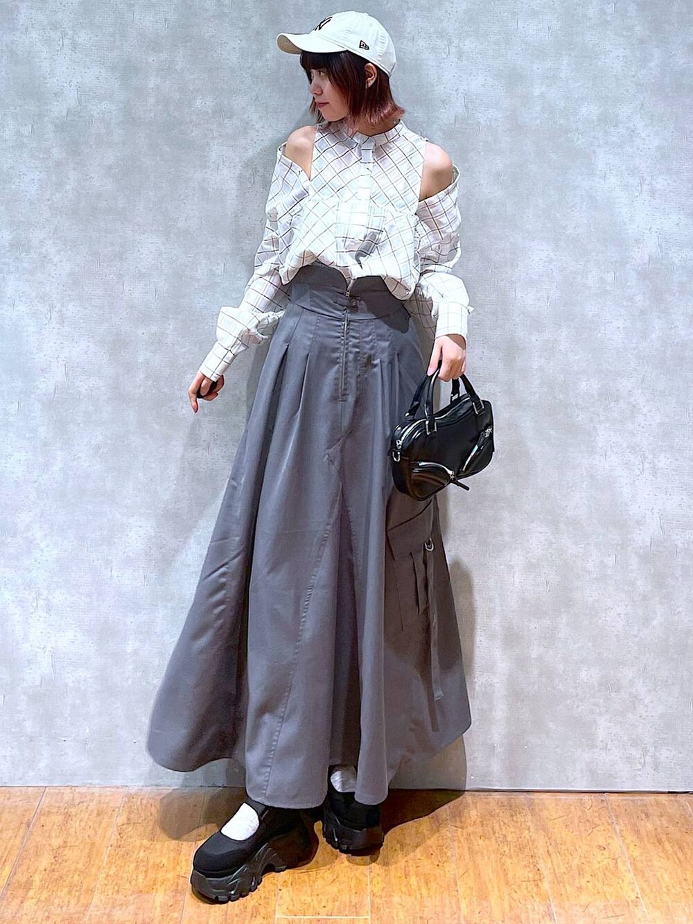 ホワイト系のシャツ/ブラウス、ブラック系のキャミソール、グレー系のジャンパースカートを着用したレディースの春コーディネートの2枚目の写真