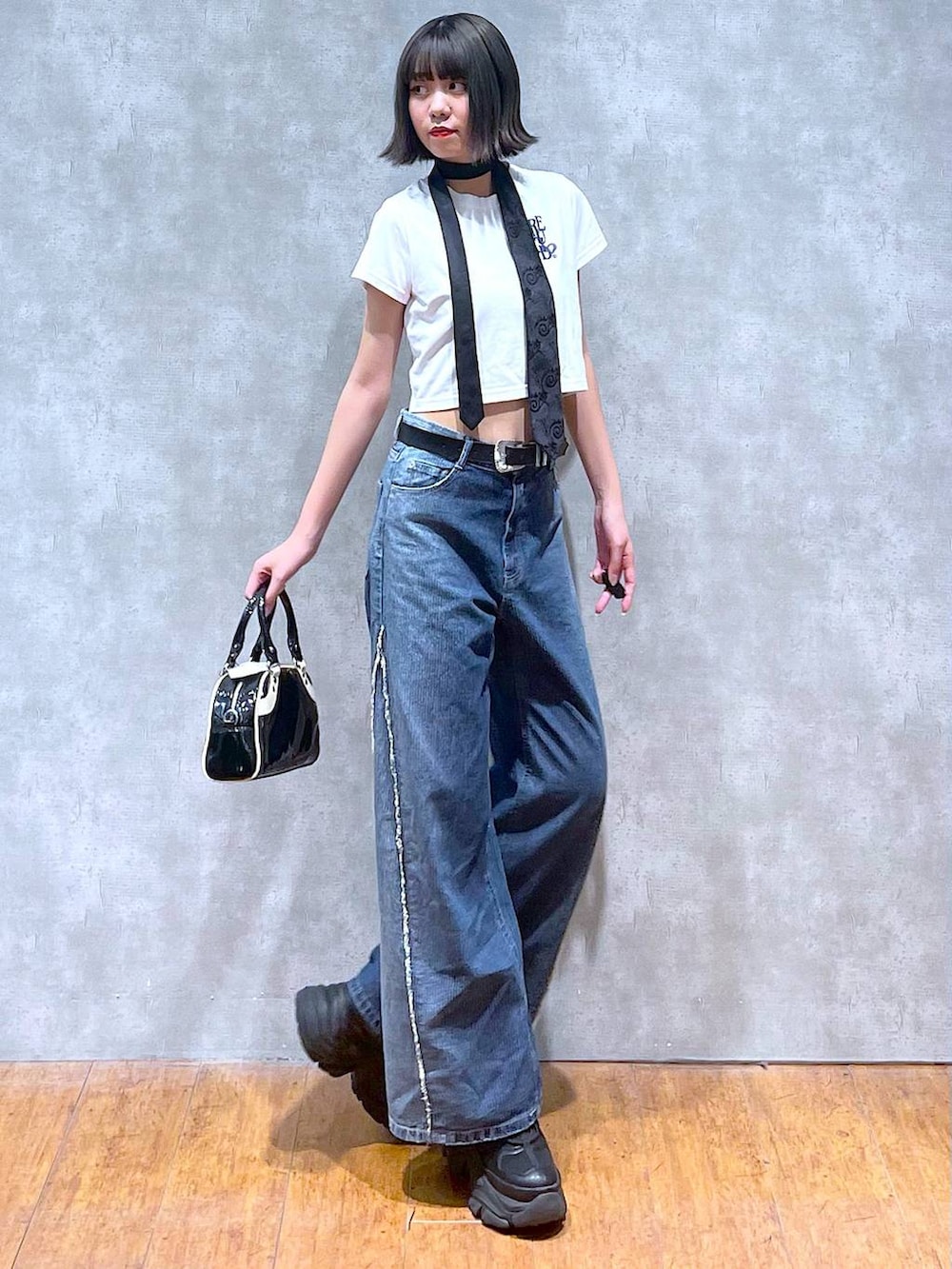 ブラック系のスニーカー、ホワイト系のTシャツ/カットソー、ブラック系のネクタイを着用したレディースの夏コーディネートの8枚目の写真