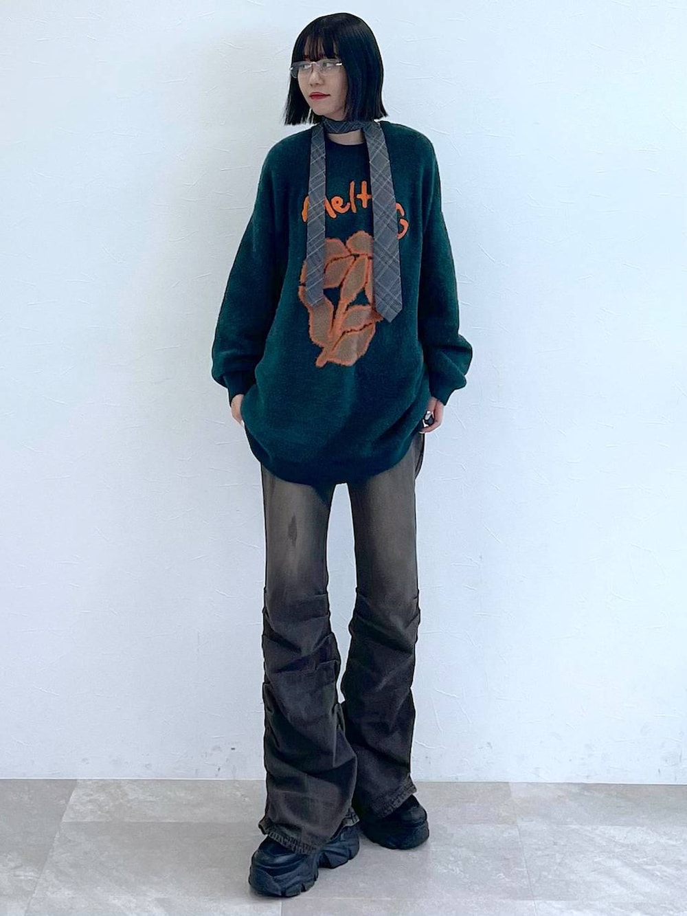 ブラック系のスニーカー、グレー系のネクタイ、ブラック系のデニムパンツを着用したレディースの秋コーディネートの8枚目の写真