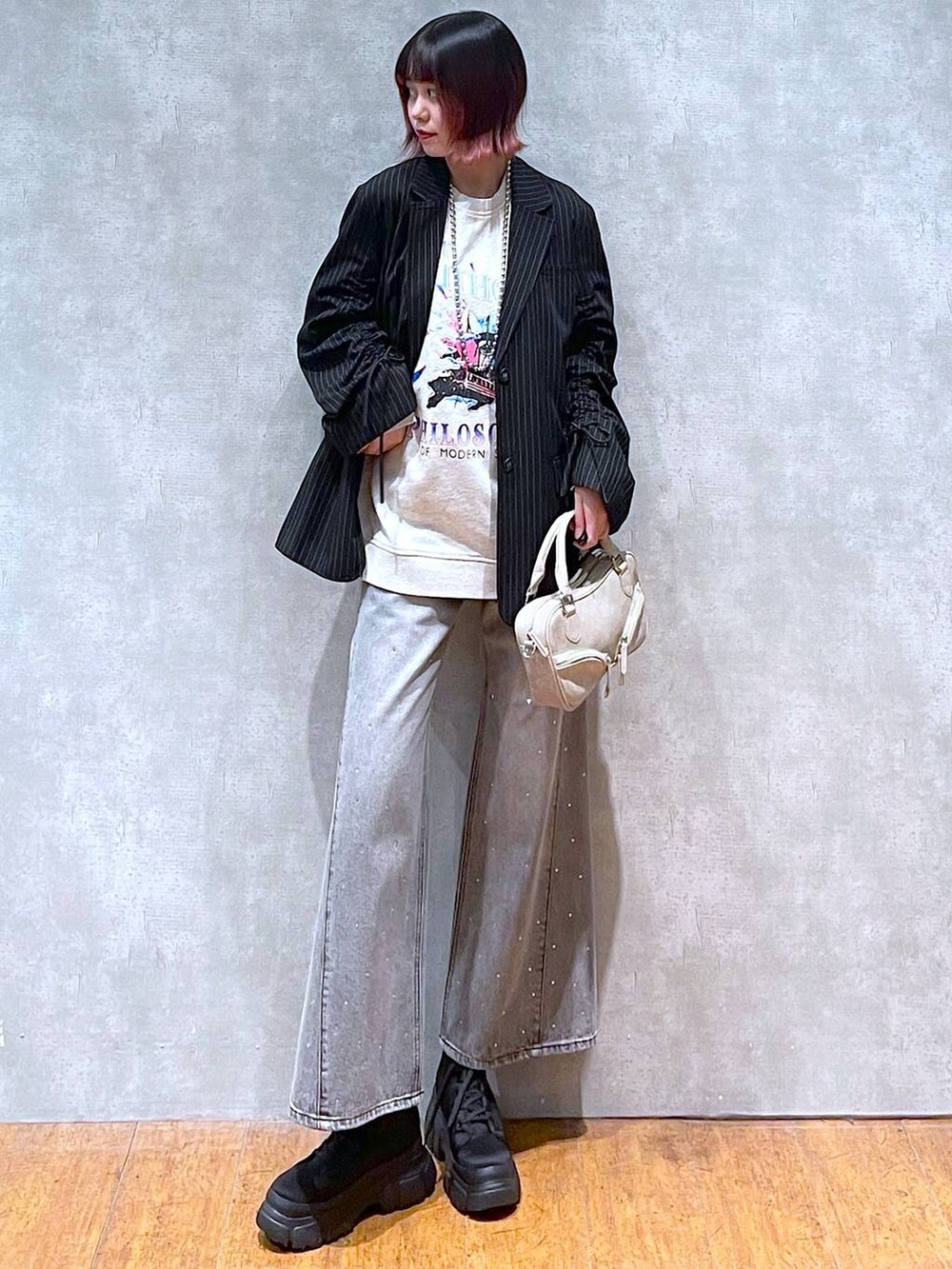 ベージュ系のスウェット、その他のテーラードジャケット、ベージュ系のボストンバッグを着用したレディースの冬コーディネートの2枚目の写真