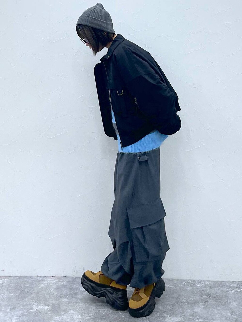 ブラウン系のブーツ、ブラック系のブルゾン、グレー系のカーゴパンツを着用したレディースの秋コーディネートの4枚目の写真