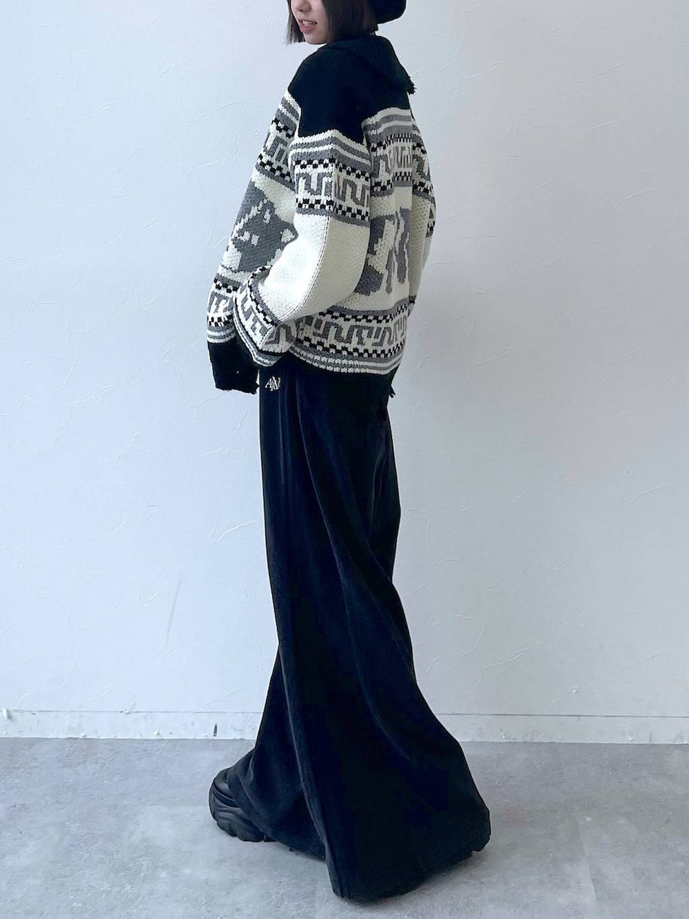 ブラック系のスニーカー、ブラック系のカーディガン/ボレロ、ブラック系のスウェットパンツを着用したレディースの秋コーディネートの5枚目の写真