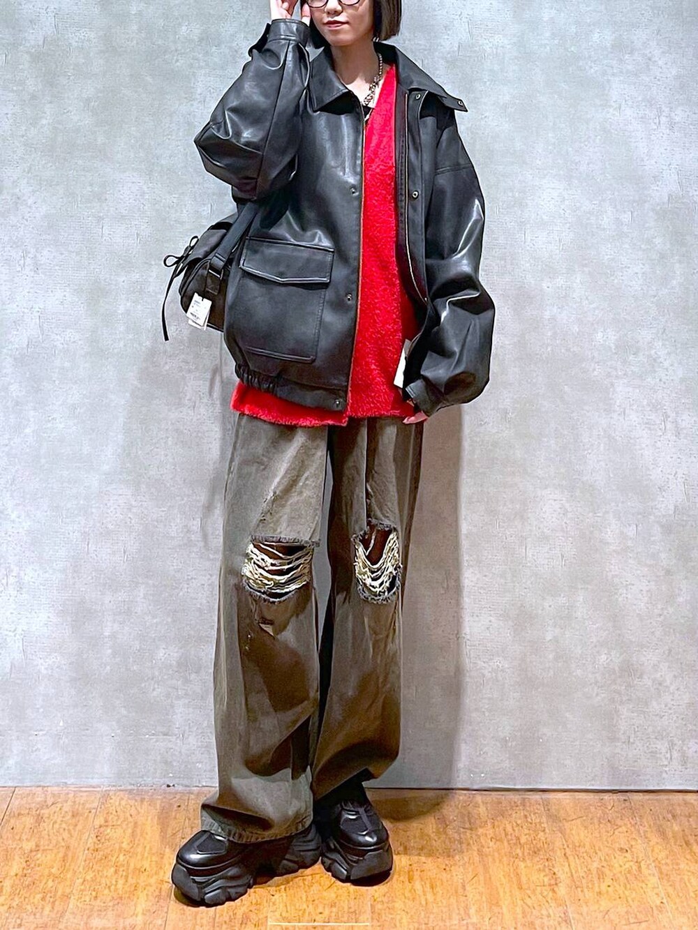 ブラック系のスニーカー、ブラック系のブルゾン、ブラック系のデニムパンツを着用したレディースの秋コーディネートの2枚目の写真