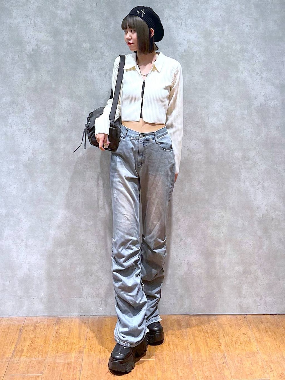 ブラック系のスニーカー、ブラック系のショルダーバッグ、ブラック系のキャミソールを着用したレディースの秋コーディネートの7枚目の写真