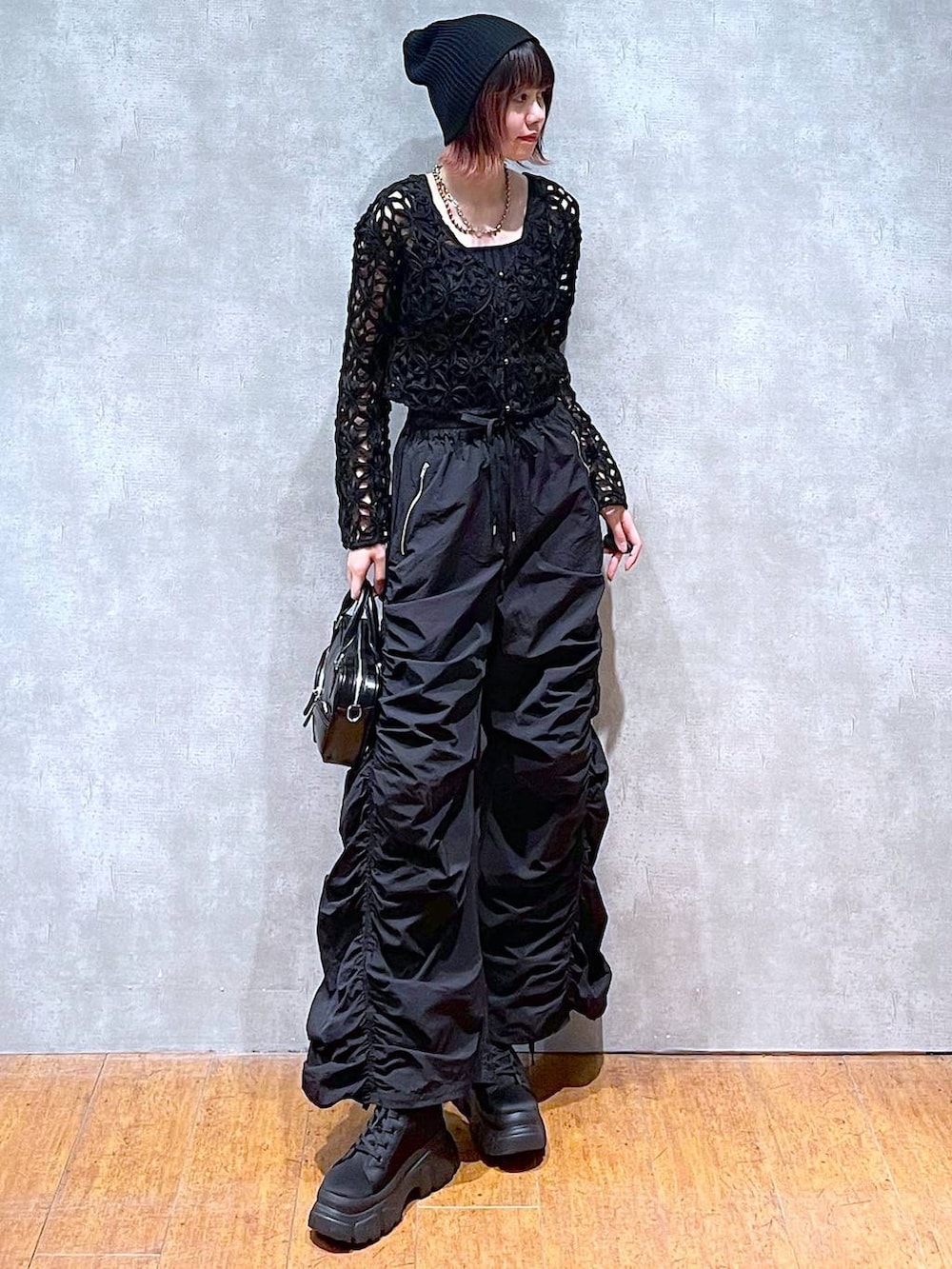 ブラック系のシャツ/ブラウス、ブラック系のタンクトップ、ブラック系のその他パンツを着用したレディースの春コーディネートの4枚目の写真