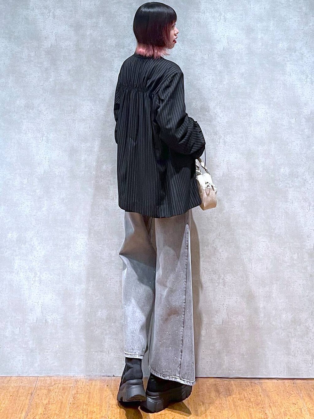 ベージュ系のスウェット、その他のテーラードジャケット、ベージュ系のボストンバッグを着用したレディースの冬コーディネートの5枚目の写真