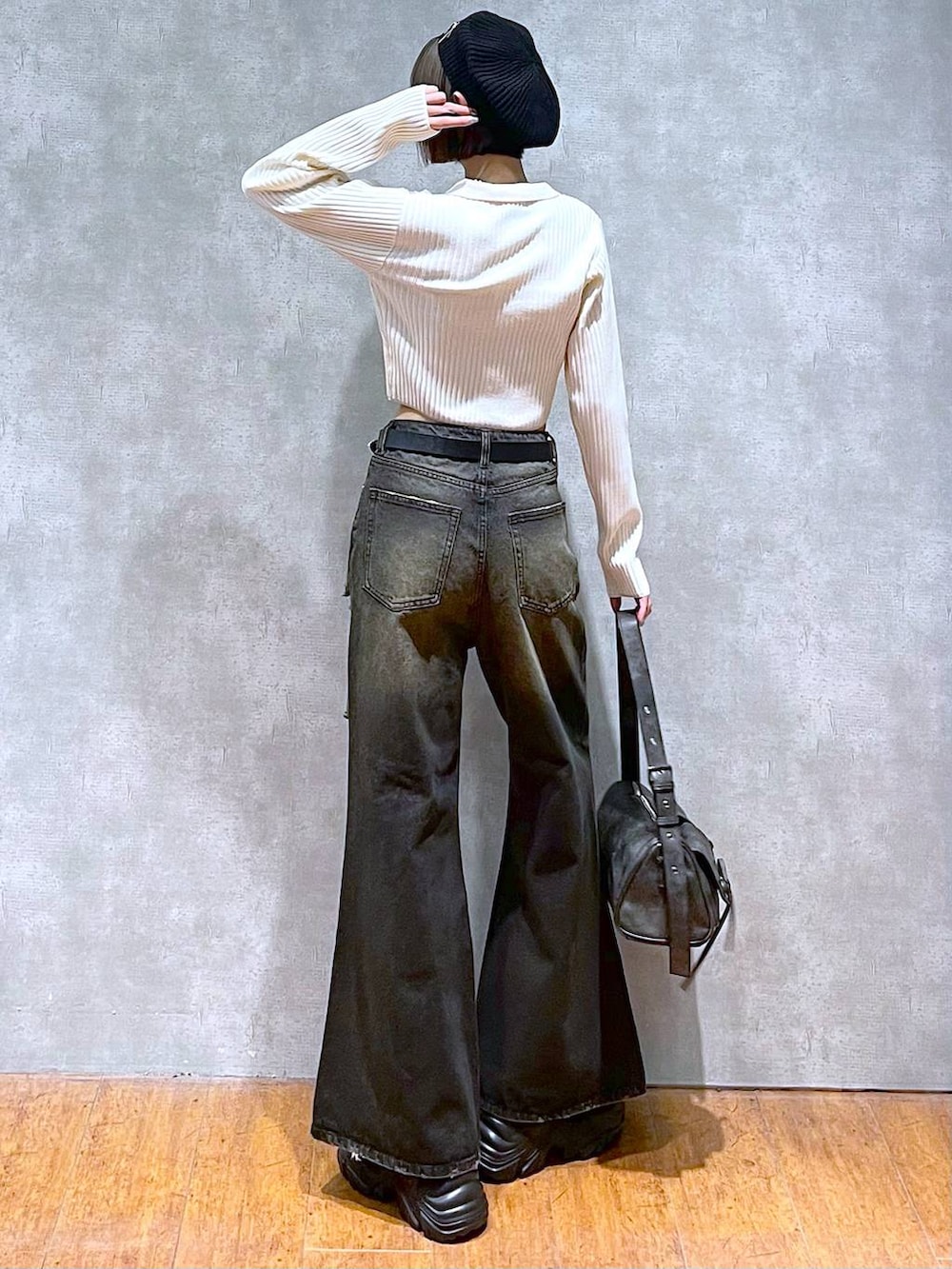 ブラック系のショルダーバッグ、ブラック系のブーツ、ブラック系のキャミソールを着用したレディースの秋コーディネートの6枚目の写真