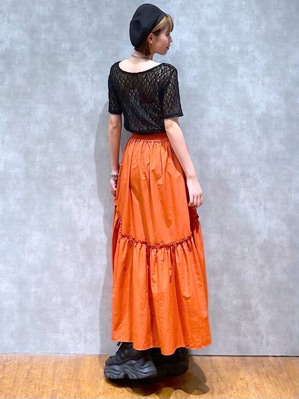 ブラック系のスニーカー、ホワイト系のキャミソール、ブラック系のTシャツ/カットソーを着用したレディースの夏コーディネートの7枚目の写真