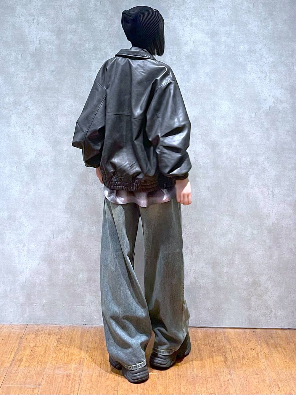 ブラック系のスニーカー、グレー系のシャツ/ブラウス、ブルー系のデニムパンツを着用したレディースの秋コーディネートの8枚目の写真