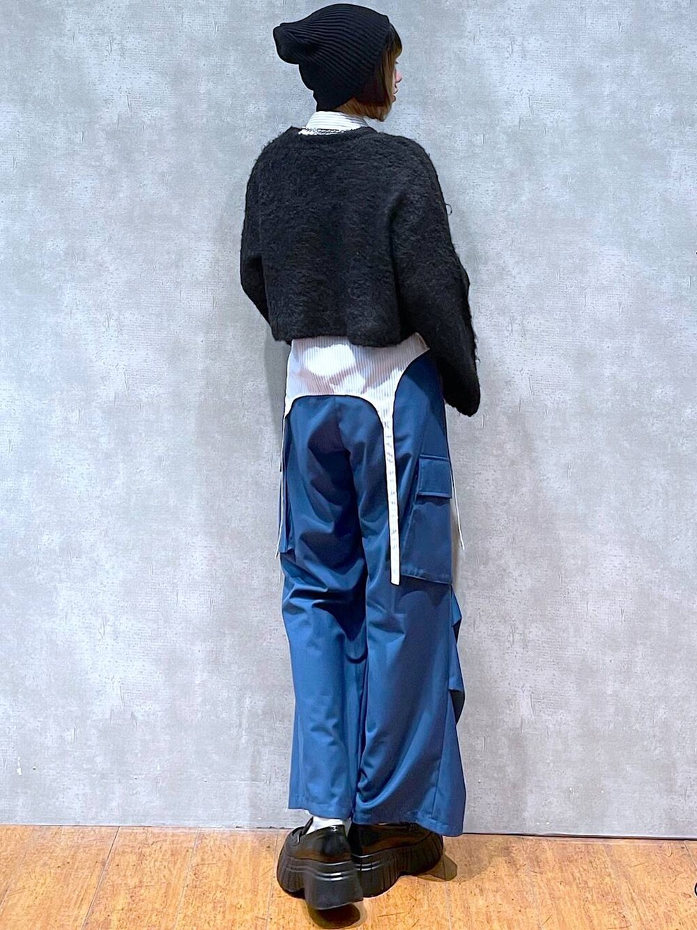 ブルー系のその他パンツ、ブルー系のシャツ/ブラウス、ブラック系のローファーを着用したレディースの冬コーディネートの7枚目の写真