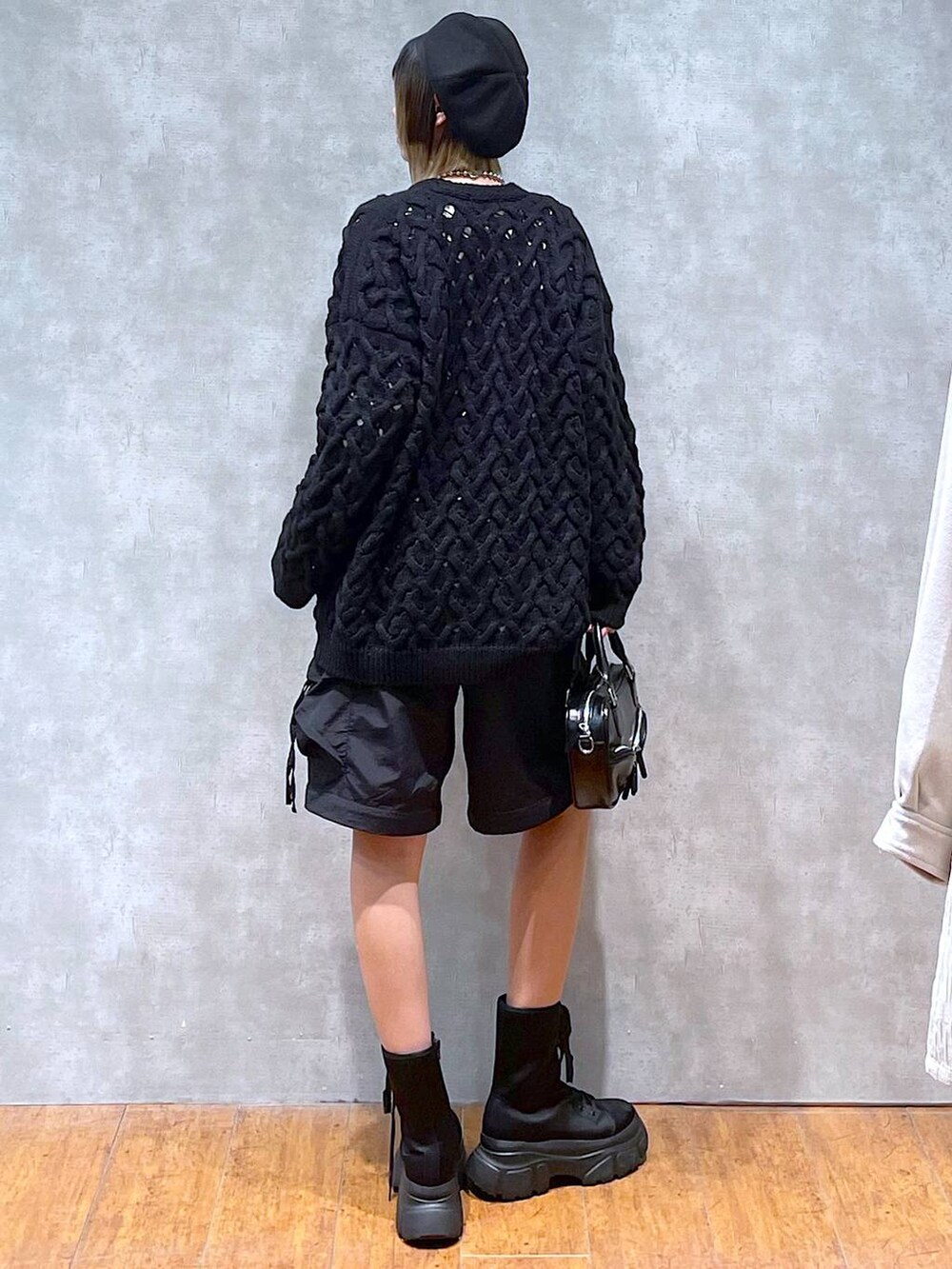 ホワイト系のTシャツ/カットソー、ブラック系のカーゴパンツ、ブラック系のカーディガン/ボレロを着用したレディースの冬コーディネートの8枚目の写真