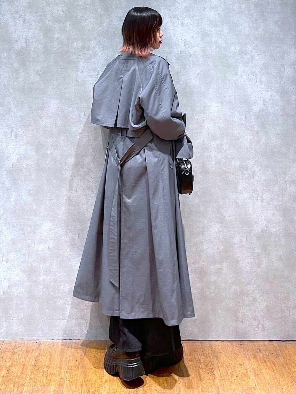 ホワイト系のニット/セーター、ブラック系のカーゴパンツ、ブラック系のキャミソールを着用したレディースの春コーディネートの6枚目の写真