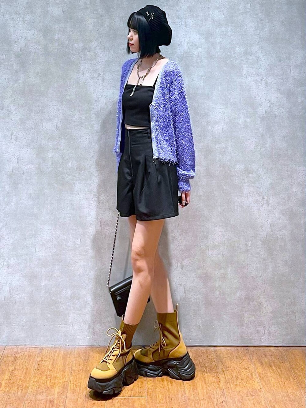 ブラウン系のブーツ、ブラック系のその他パンツ、ブラック系のショルダーバッグを着用したレディースの秋コーディネートの4枚目の写真