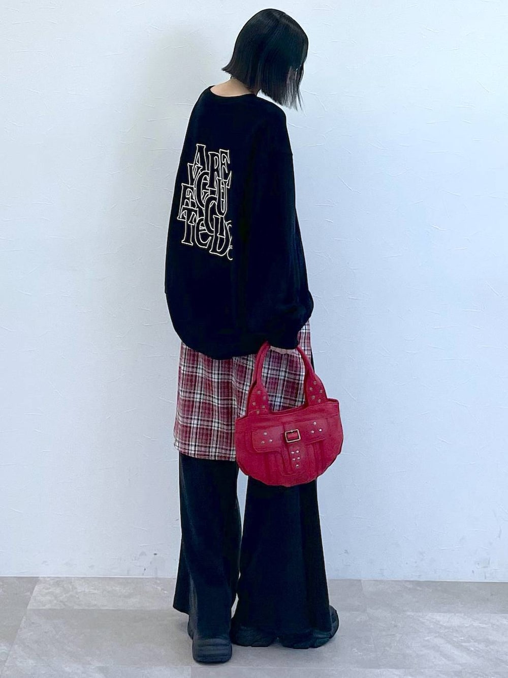 ブラック系のスニーカー、レッド系のシャツ/ブラウス、レッド系のハンドバッグを着用したレディースの秋コーディネートの8枚目の写真