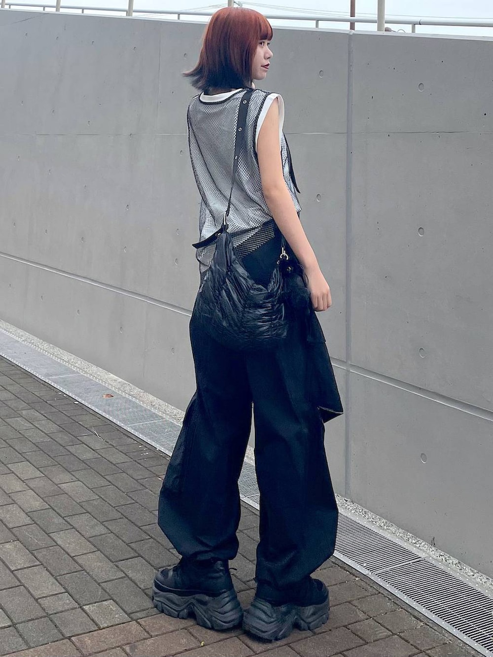 ブラック系のショルダーバッグ、ブラック系のスニーカー、ブラック系のネクタイを着用したレディースの春コーディネートの5枚目の写真