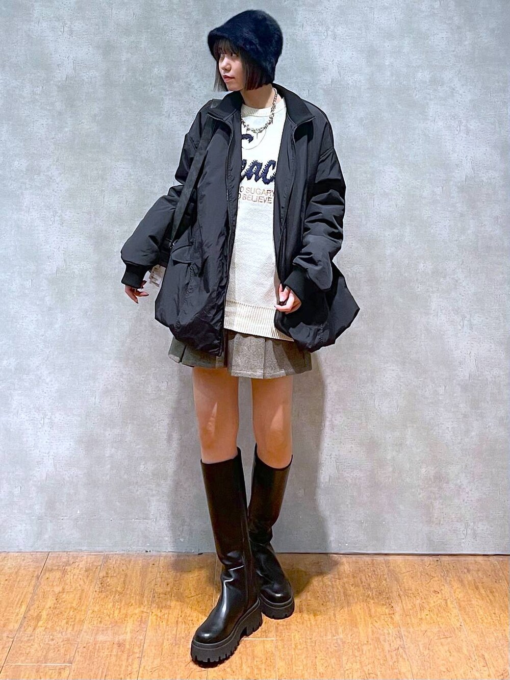 ブラック系のショルダーバッグ、ブラウン系のその他パンツ、ブラック系のブーツを着用したレディースの秋コーディネートの8枚目の写真