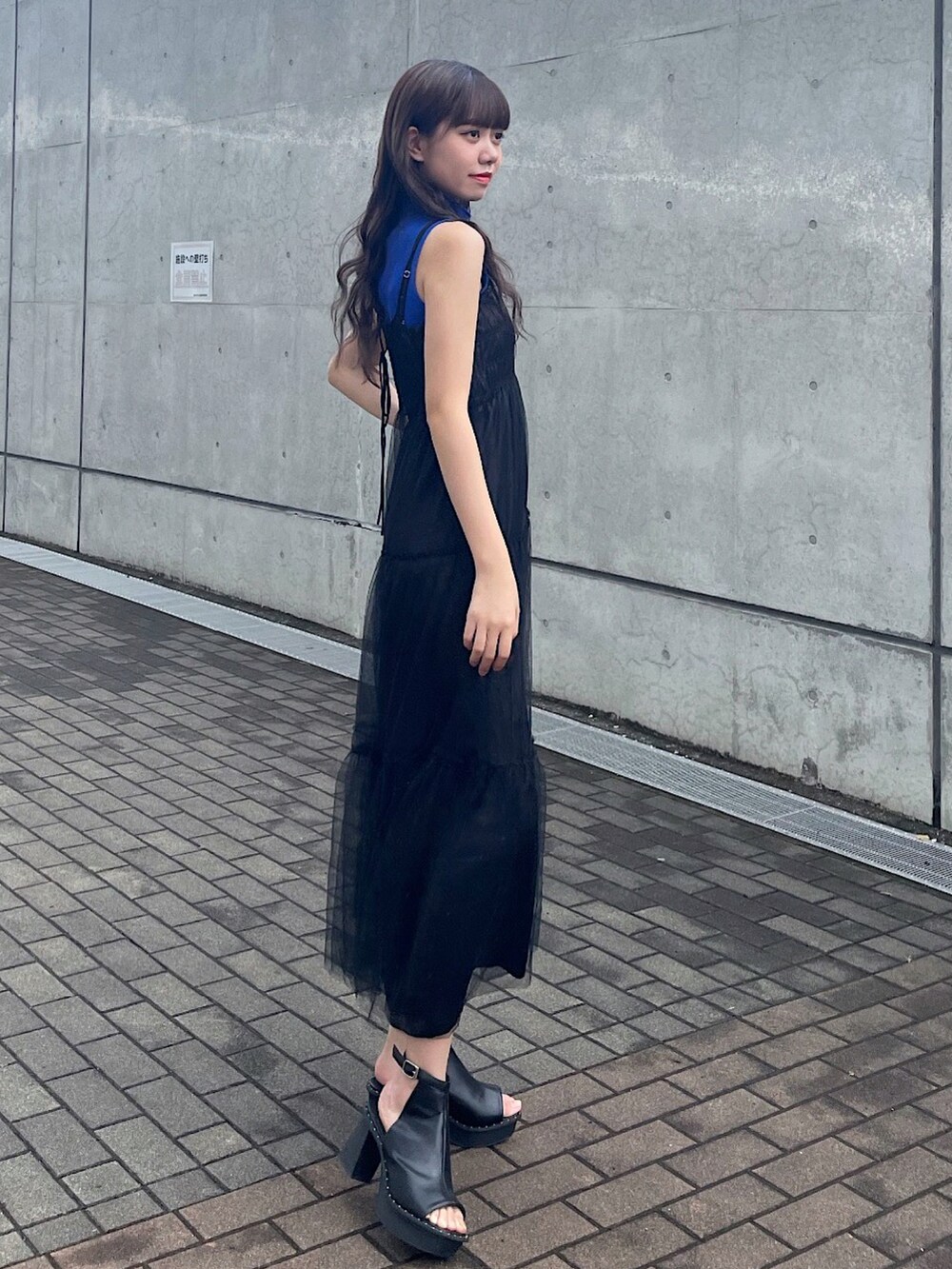 ブルー系のTシャツ/カットソー、ブラック系のワンピース、ブラック系のサンダルを着用したレディースの夏コーディネートの2枚目の写真