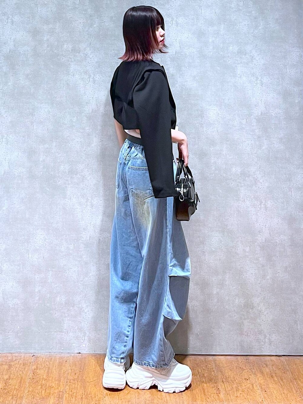 ホワイト系のタンクトップ、ホワイト系のスニーカー、ブラック系のボストンバッグを着用したレディースの春コーディネートの5枚目の写真