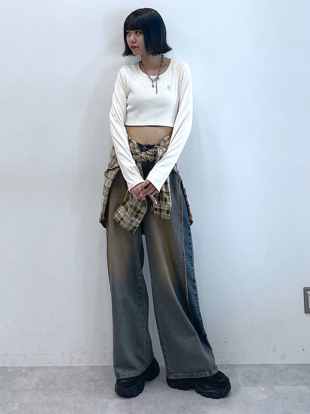 ブラック系のスニーカー、ブラウン系のシャツ/ブラウス、ブルー系のデニムパンツを着用したレディースの夏コーディネートの7枚目の写真