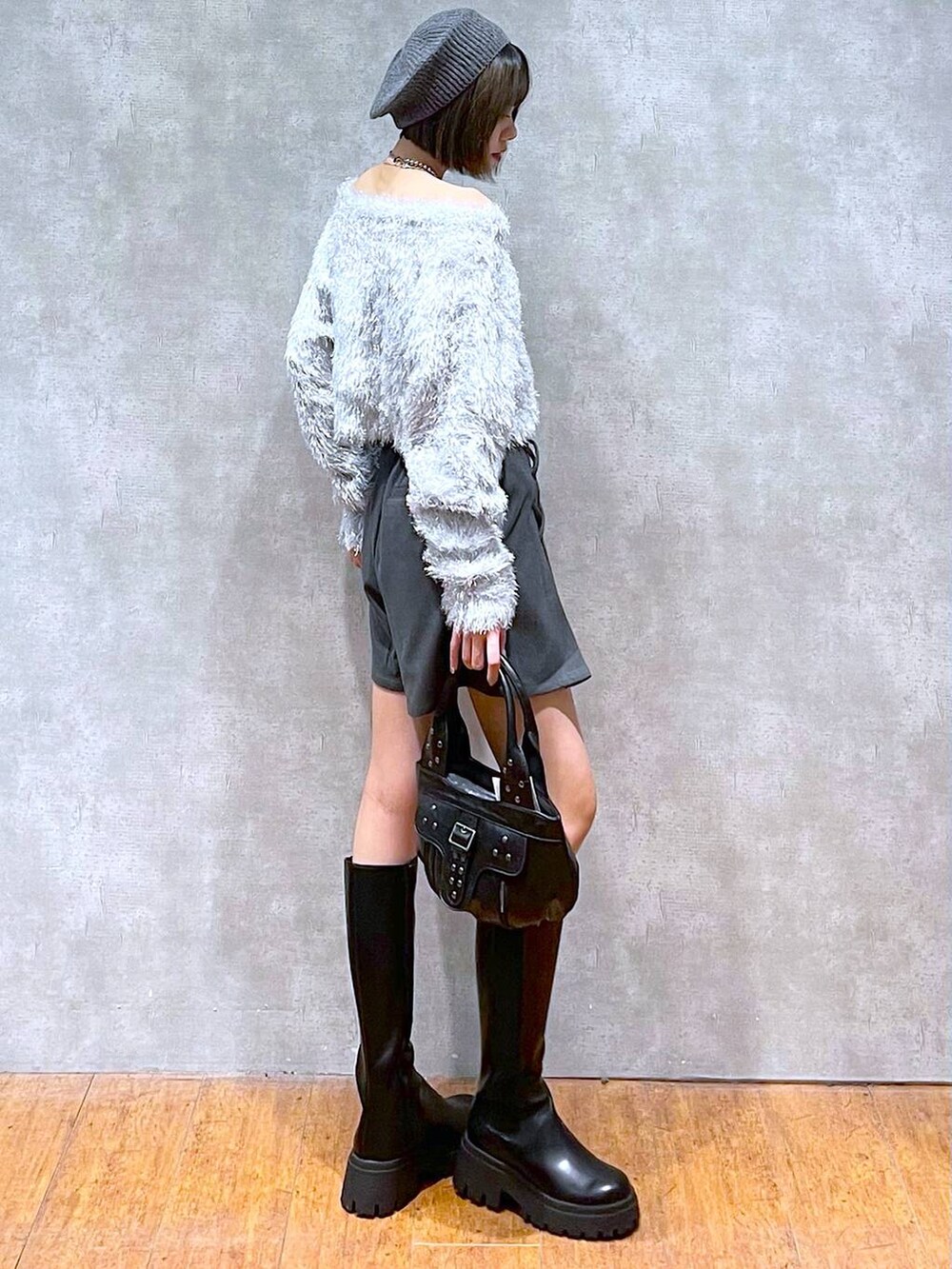 グレー系のその他パンツ、ブラック系のハンドバッグ、ブラック系のブーツを着用したレディースの秋コーディネートの6枚目の写真