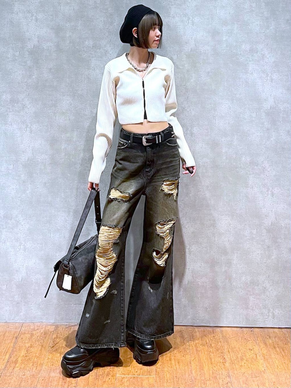 ブラック系のショルダーバッグ、ブラック系のブーツ、ブラック系のキャミソールを着用したレディースの秋コーディネートの10枚目の写真