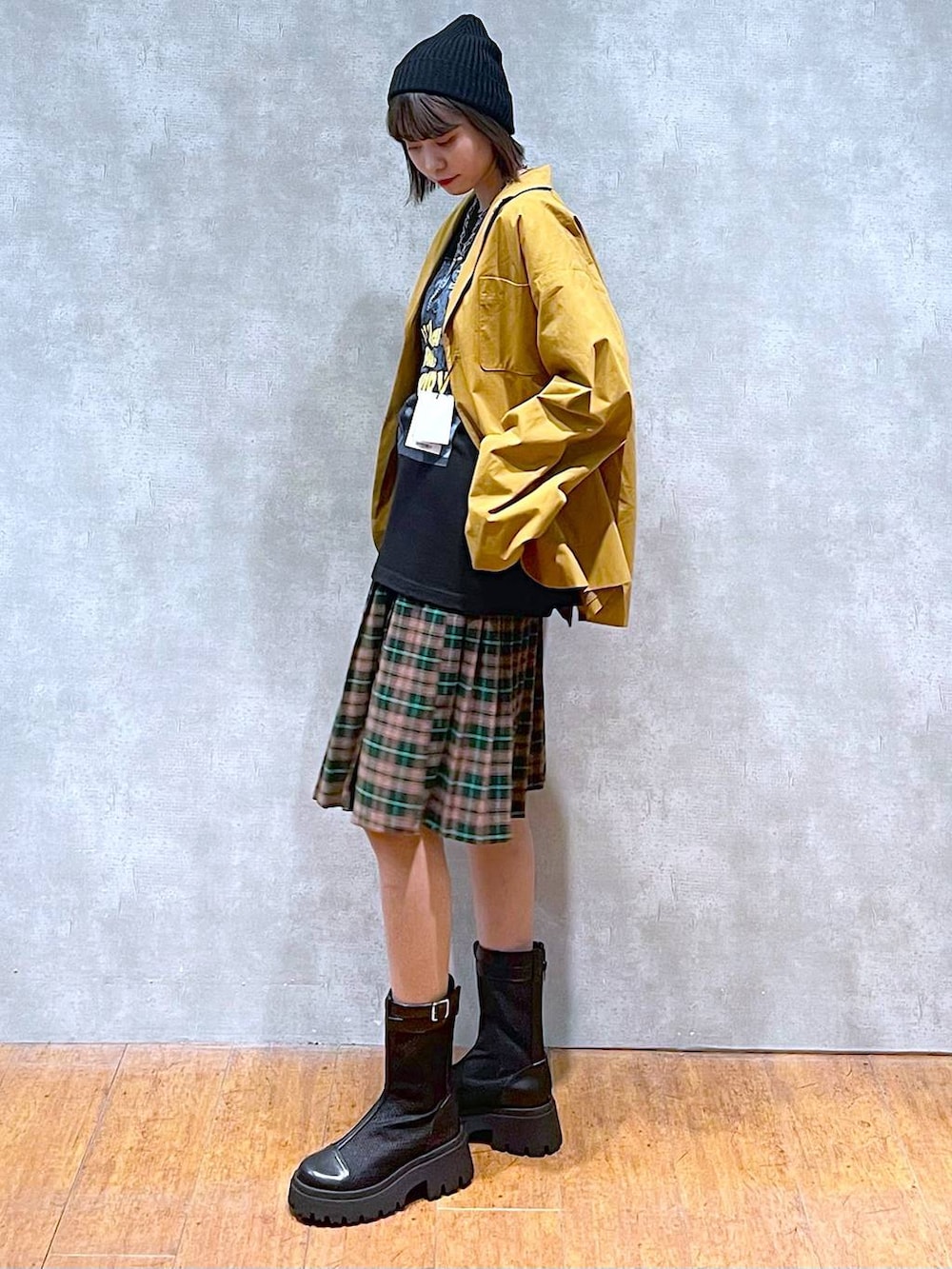 ブラック系のブーツ、ブラック系のショルダーバッグ、ブラック系のTシャツ/カットソーを着用したレディースの秋コーディネートの4枚目の写真