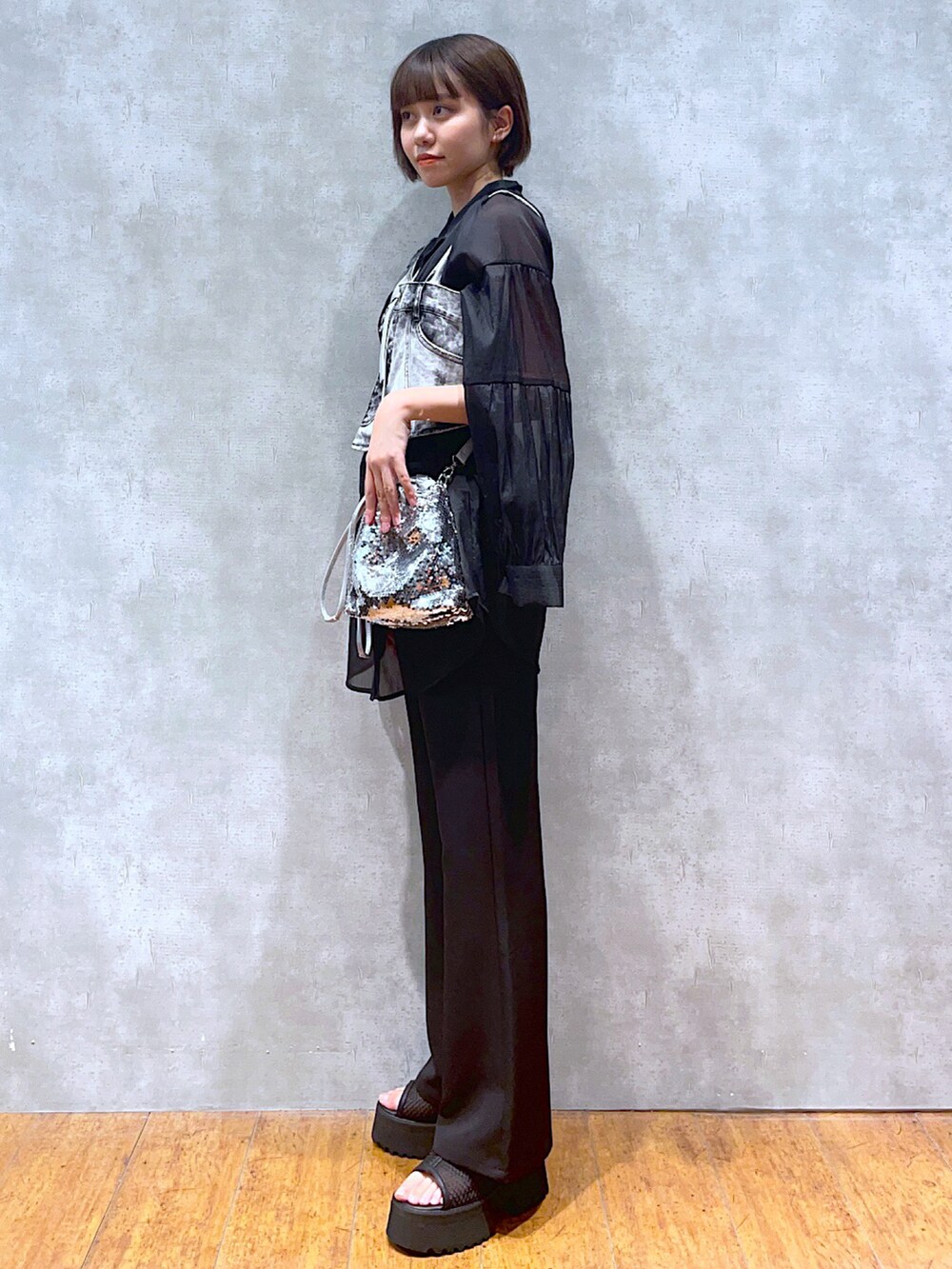 ブラック系のシャツ/ブラウス、ブラック系のベスト、シルバー系のショルダーバッグを着用したレディースの夏コーディネートの2枚目の写真