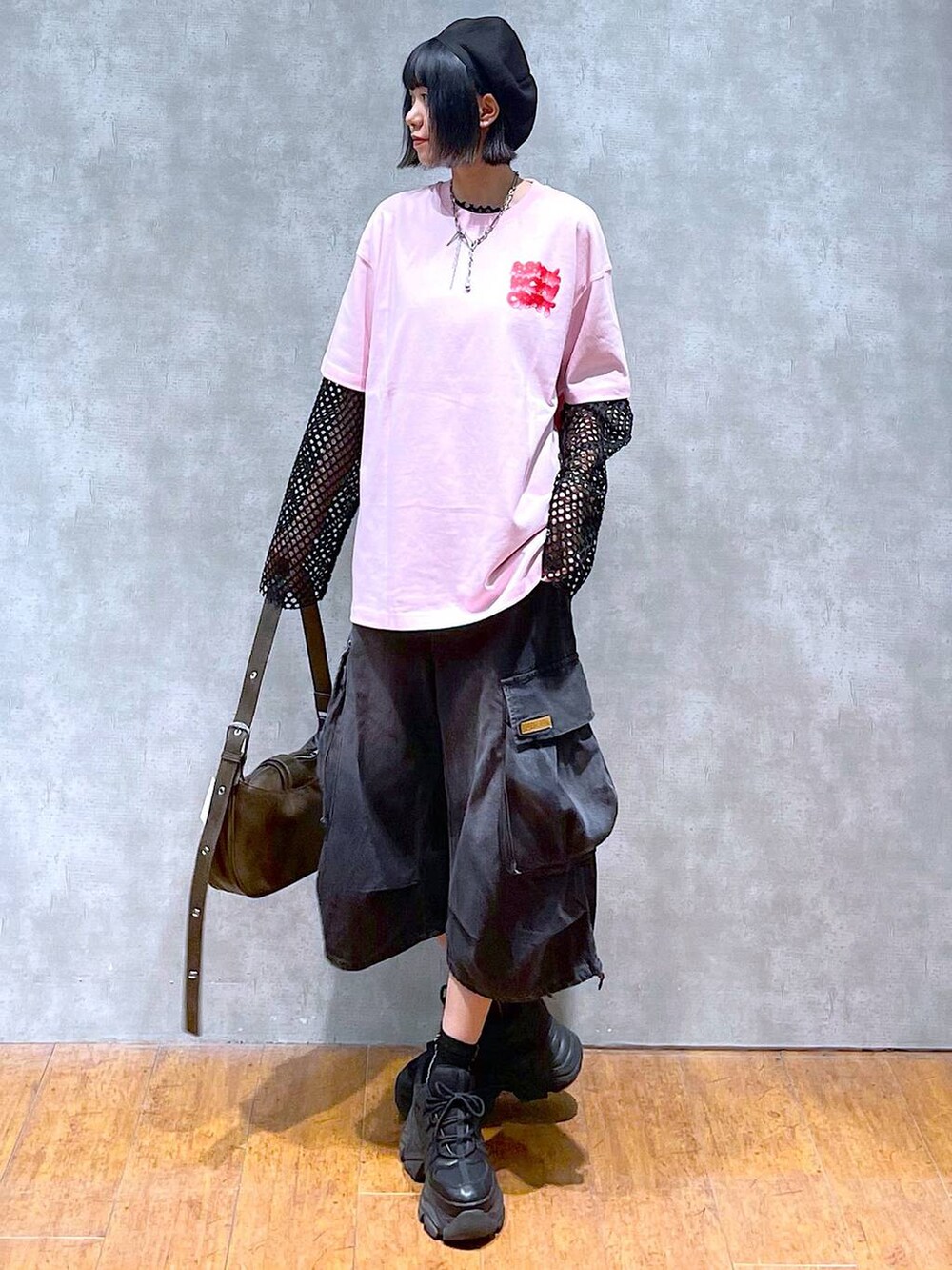 ブラック系のスニーカー、ピンク系のTシャツ/カットソー、ブラック系のTシャツ/カットソーを着用したレディースの夏コーディネートの3枚目の写真