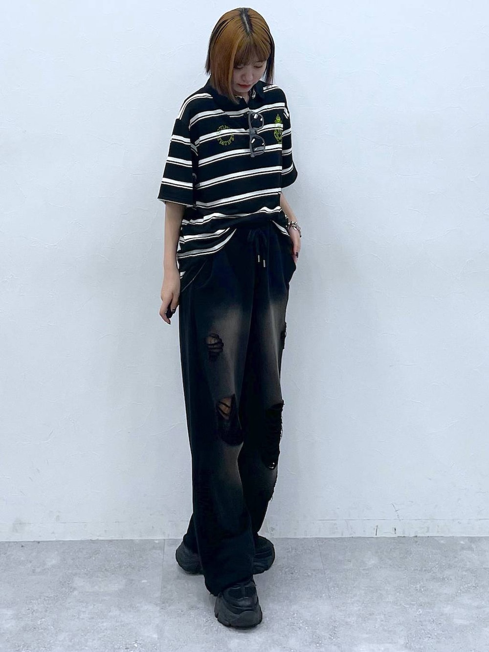 ブラック系のスニーカー、ブラック系のスウェットパンツ、ブラック系のTシャツ/カットソーを着用したレディースの夏コーディネートの6枚目の写真