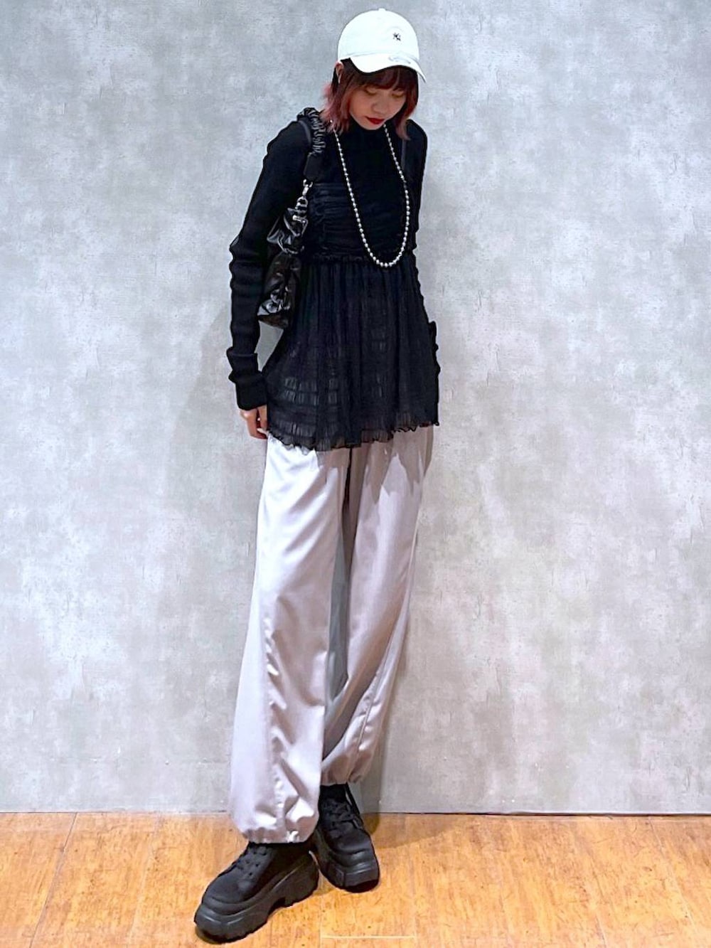 ベージュ系のその他パンツ、ブラック系のニット/セーター、ブラック系のブーツを着用したレディースの冬コーディネートの3枚目の写真