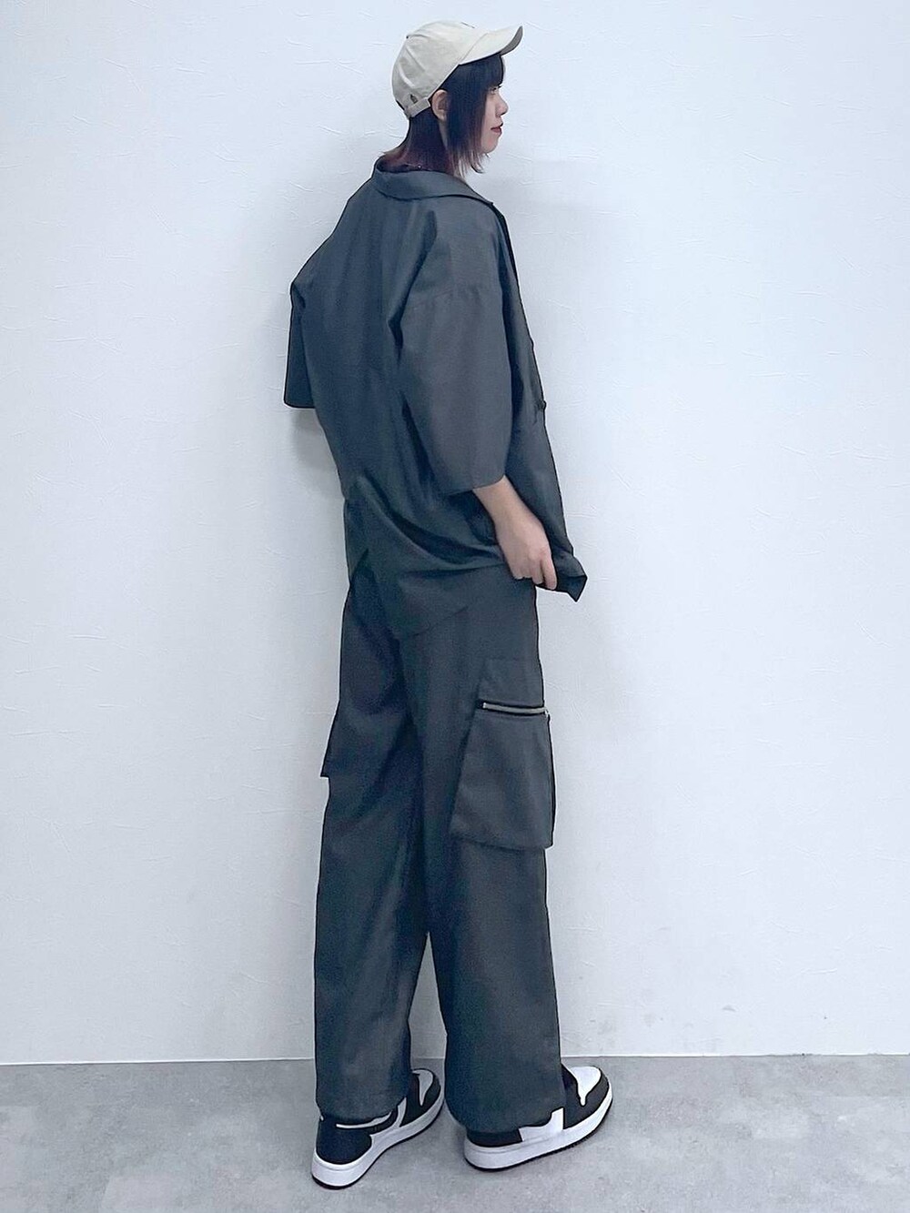 グレー系のスラックス、グレー系のテーラードジャケット、ブラック系のTシャツ/カットソーを着用したレディースの春コーディネートの5枚目の写真