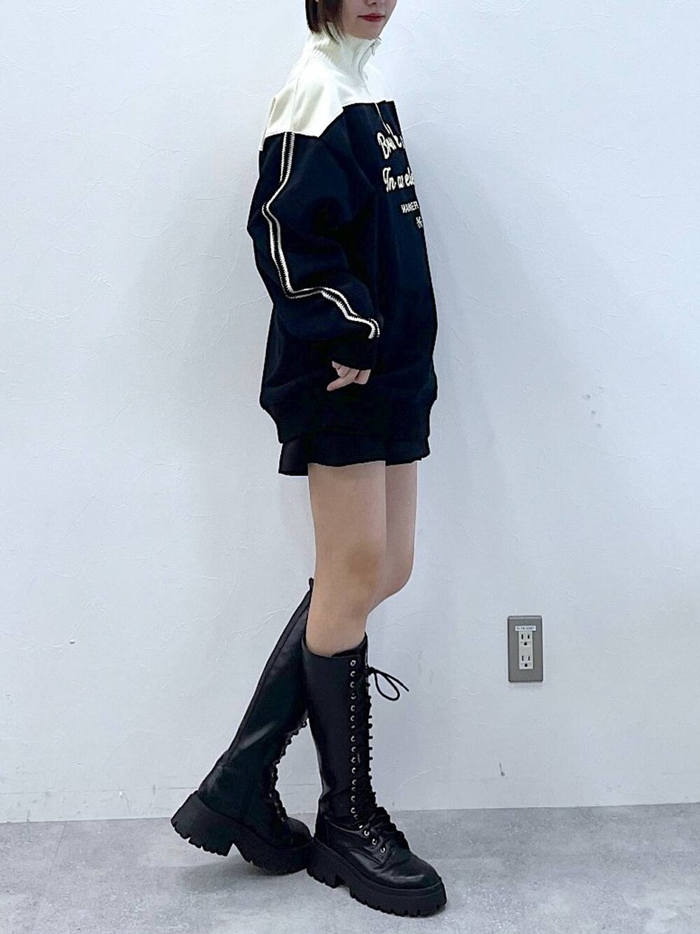 ブラック系のブーツ、ブラック系のその他パンツ、ブラック系のスウェットを着用したレディースの冬コーディネートの4枚目の写真