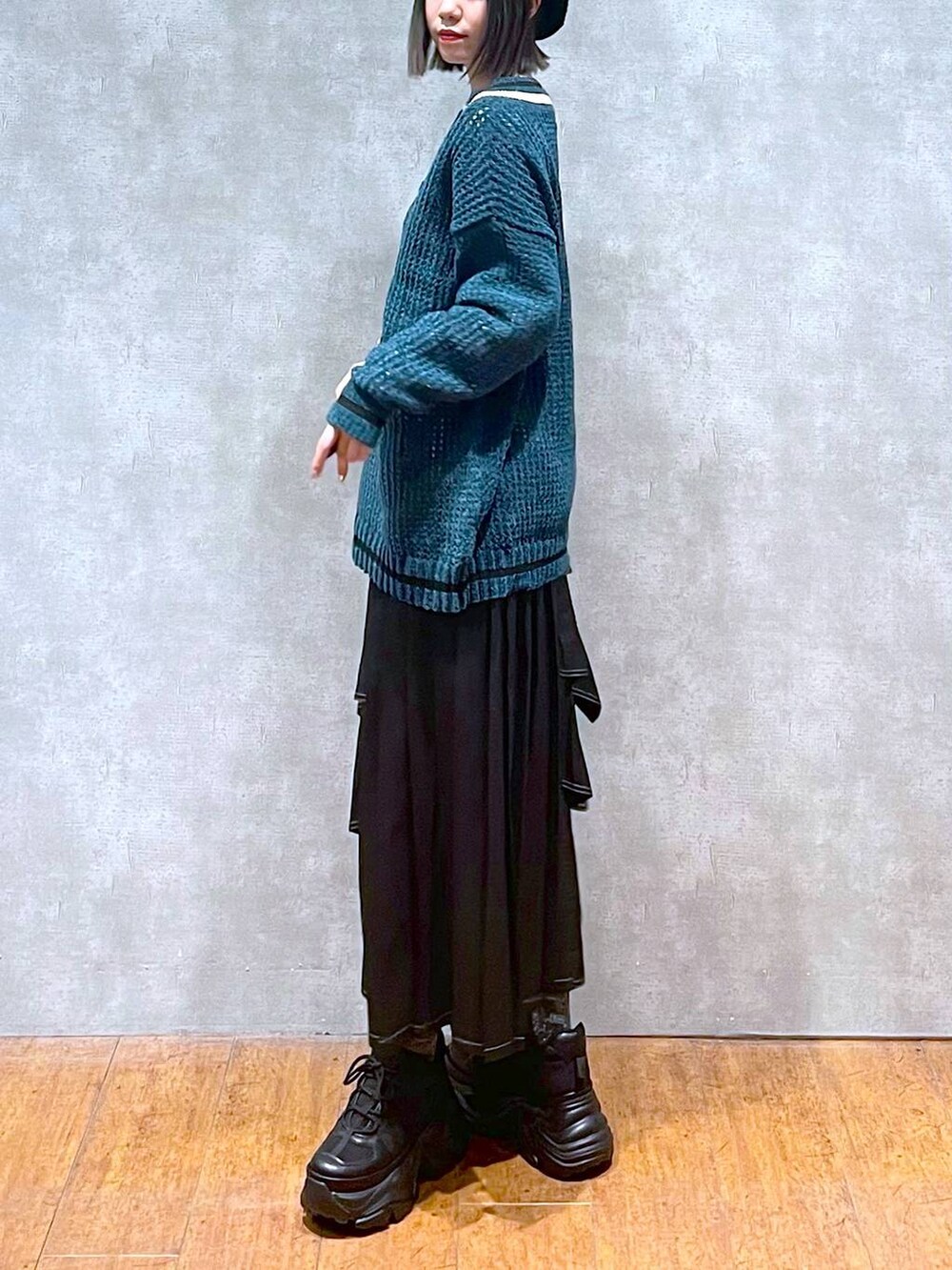ブラック系のスニーカー、ホワイト系のTシャツ/カットソー、ブラック系のショルダーバッグを着用したレディースの秋コーディネートの4枚目の写真