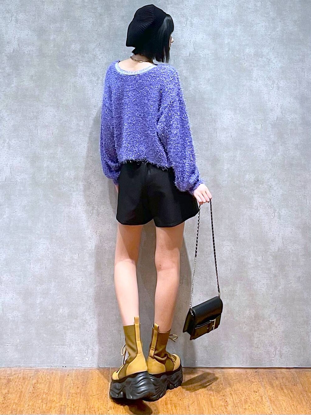 ブラウン系のブーツ、ブラック系のその他パンツ、ブラック系のショルダーバッグを着用したレディースの秋コーディネートの6枚目の写真