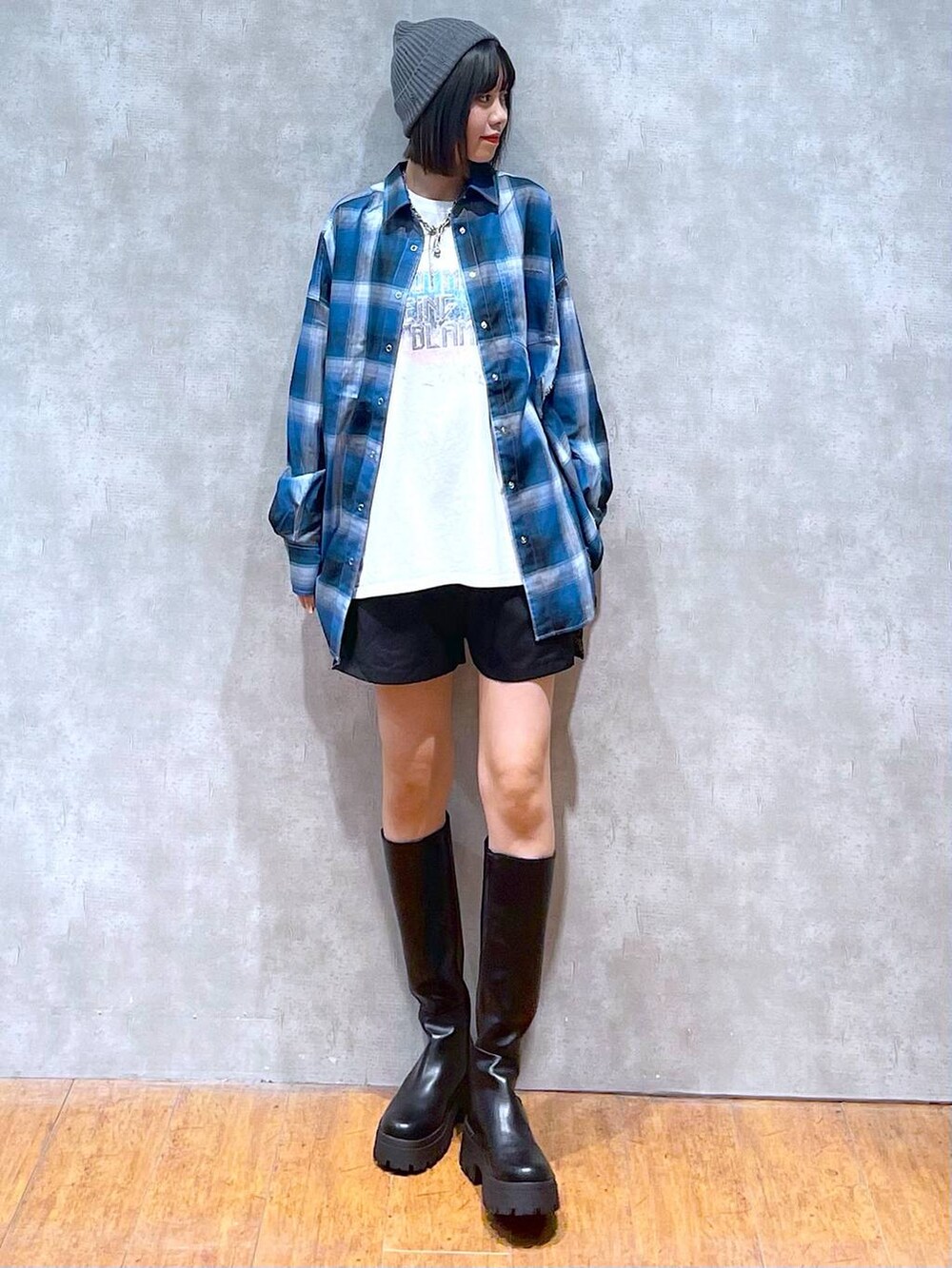 ホワイト系のTシャツ/カットソー、ブルー系のシャツ/ブラウス、ブラック系のブーツを着用したレディースの秋コーディネートの2枚目の写真