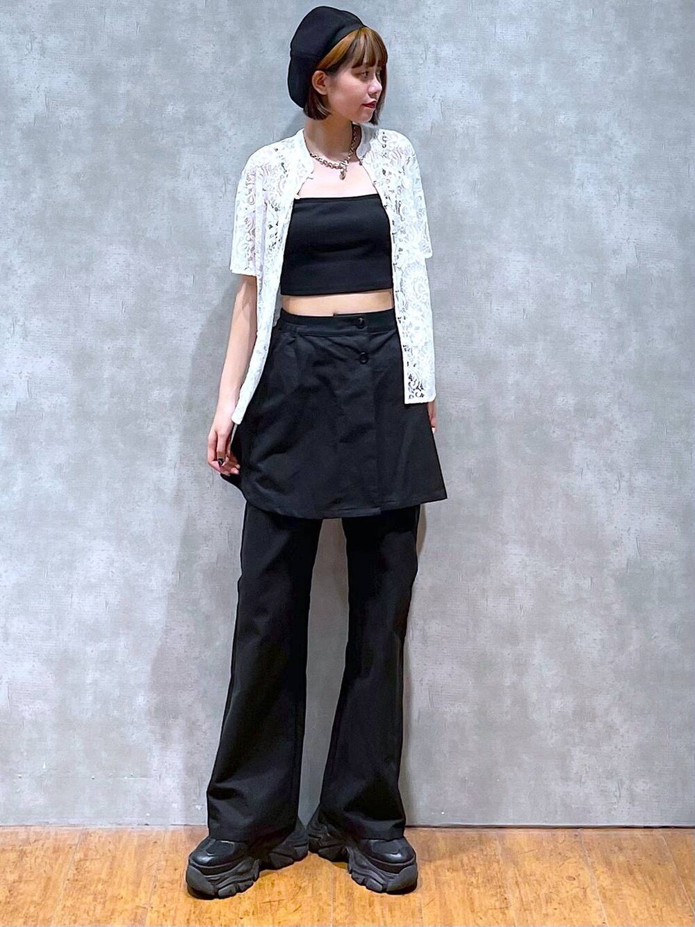 ブラック系のスニーカー、ホワイト系のシャツ/ブラウス、ブラック系のキャミソールを着用したレディースの夏コーディネートの2枚目の写真