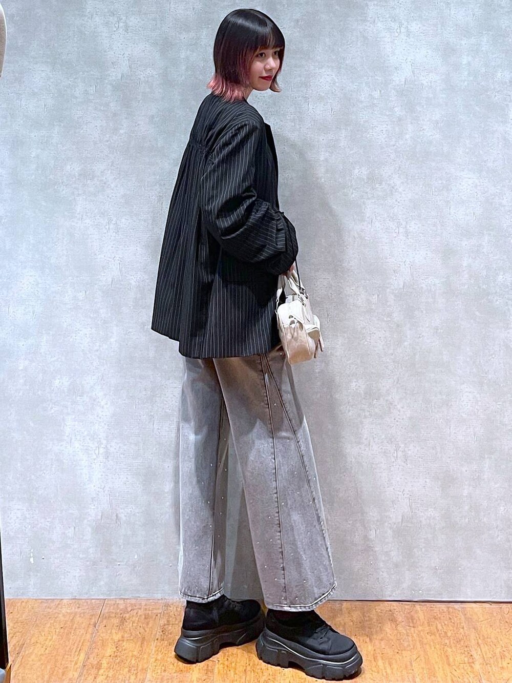 ベージュ系のスウェット、その他のテーラードジャケット、ベージュ系のボストンバッグを着用したレディースの冬コーディネートの4枚目の写真