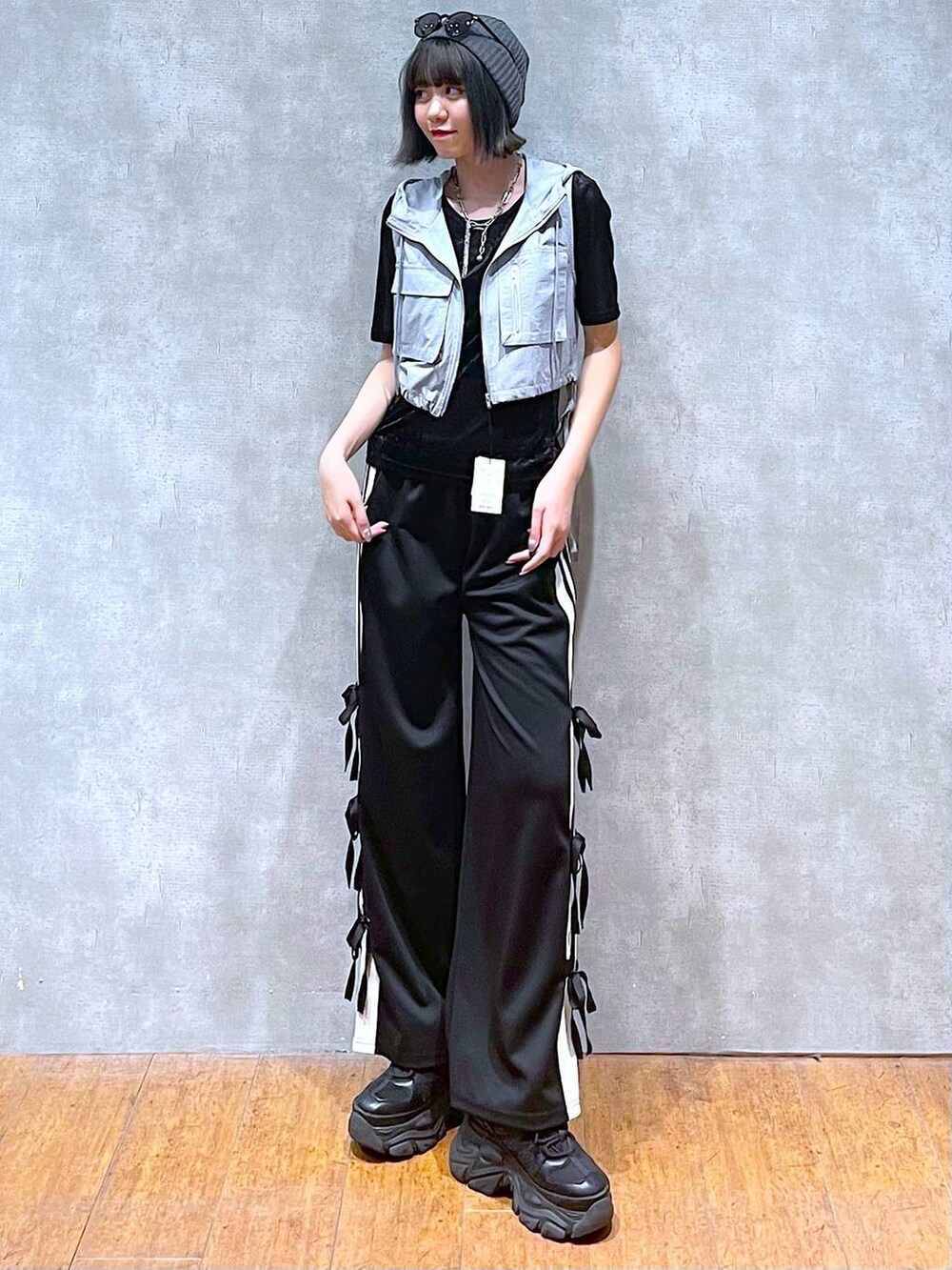 ブラック系のスニーカー、グレー系のナイロンジャケット、ブラック系のその他パンツを着用したレディースの秋コーディネートの7枚目の写真