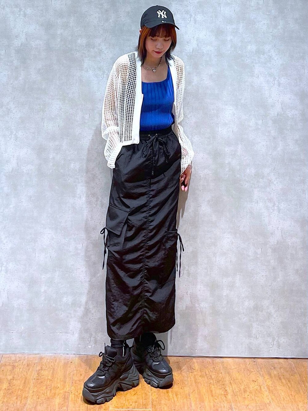 ホワイト系のカーディガン/ボレロ、ブルー系のタンクトップ、ブラック系のスニーカーを着用したレディースの夏コーディネートの3枚目の写真