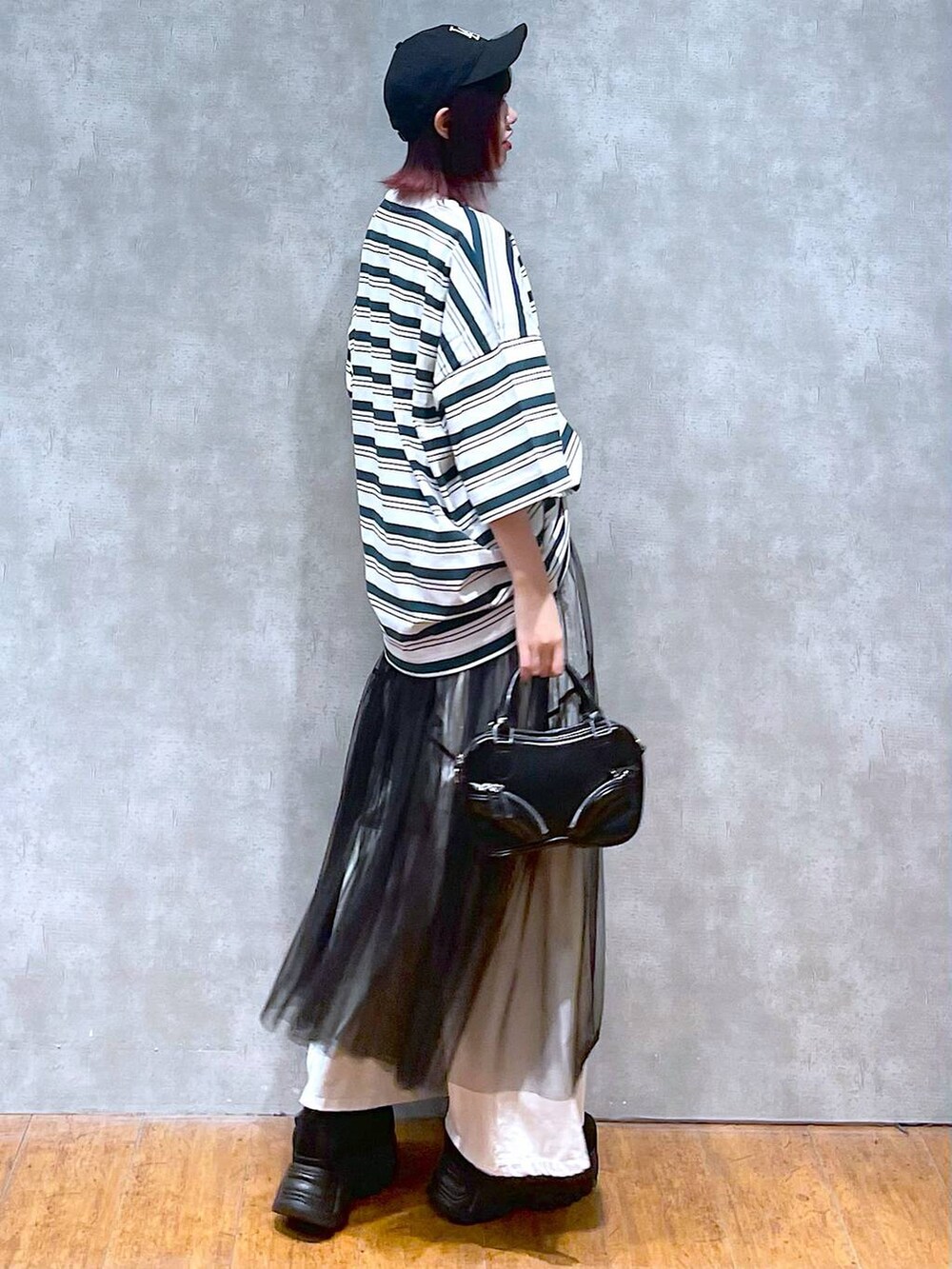 ホワイト系のデニムパンツ、その他のTシャツ/カットソー、ブラック系のボストンバッグを着用したレディースの春コーディネートの3枚目の写真