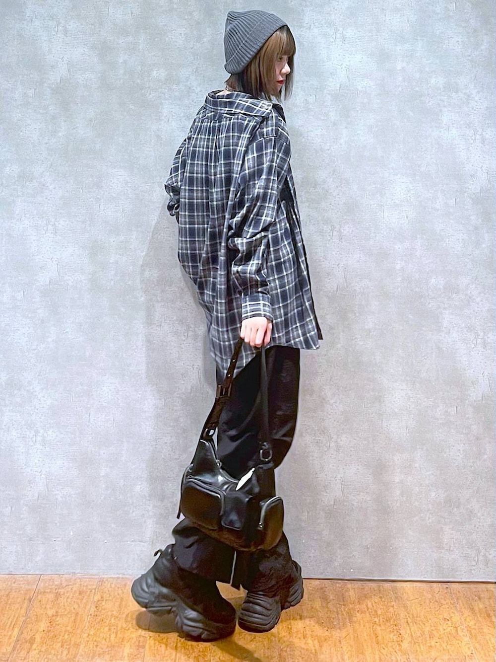 ブラック系のスニーカー、ブラック系のカーゴパンツ、ブルー系のシャツ/ブラウスを着用したレディースの秋コーディネートの3枚目の写真