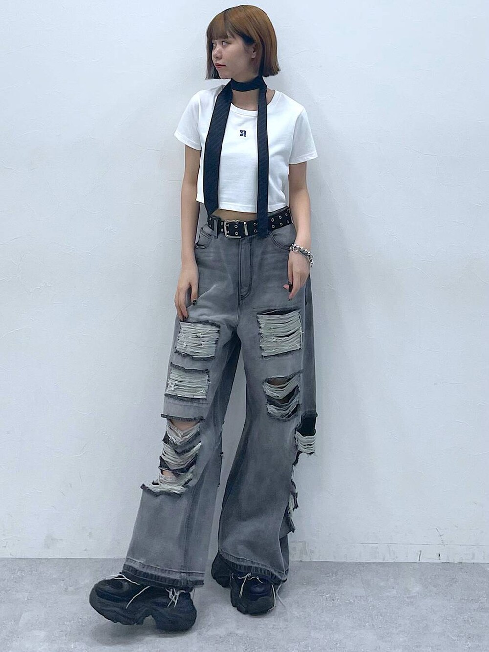 ブラック系のデニムパンツ、ブラック系のスニーカー、ブラック系のネクタイを着用したレディースの夏コーディネートの2枚目の写真