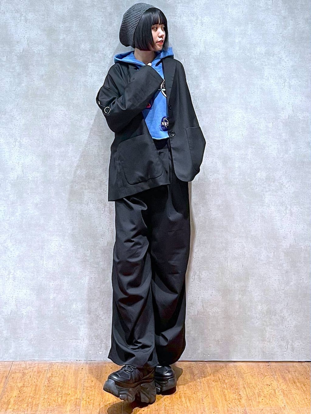 ブラック系のスニーカー、ブラック系のテーラードジャケット、ブラック系のその他パンツを着用したレディースの秋コーディネートの7枚目の写真