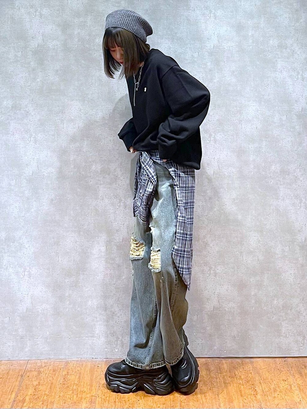 ブラック系のスニーカー、ブルー系のデニムパンツ、ブルー系のシャツ/ブラウスを着用したレディースの秋コーディネートの6枚目の写真