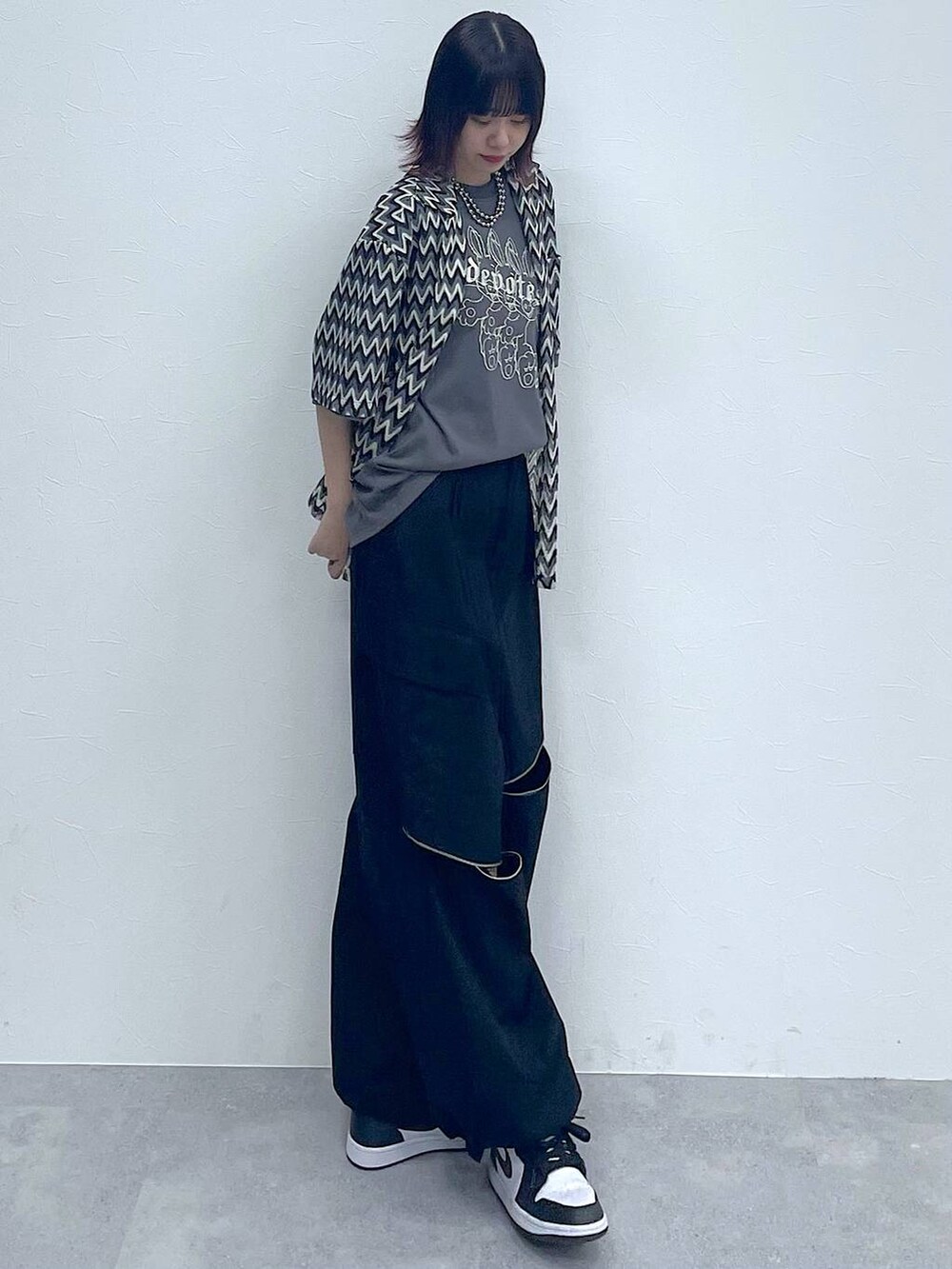 ブラック系のシャツ/ブラウス、グレー系のTシャツ/カットソー、ブラック系のカーゴパンツを着用したレディースの春コーディネートの4枚目の写真