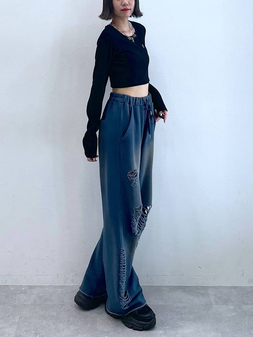 「ロンT、差し色コーデ、高身長、韓国系、韓国ファッション、ユニセックス、女子ウケ、夏コーデ、秋コーデ、骨格ナチュラル、モード、カジュアル、PAGEBOY、PBLIM、着痩せ・細見え」｜「PAGEBOYのプラットチャンキースニーカー（スニーカー、ブラック系）」を使った、Kotohaさん（レディース・170cm）の秋コーディネートの5枚目の写真