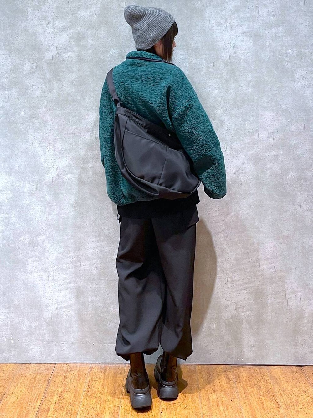 ブラック系のその他パンツ、ブラック系のブーツ、グリーン系のブルゾンを着用したレディースの冬コーディネートの4枚目の写真