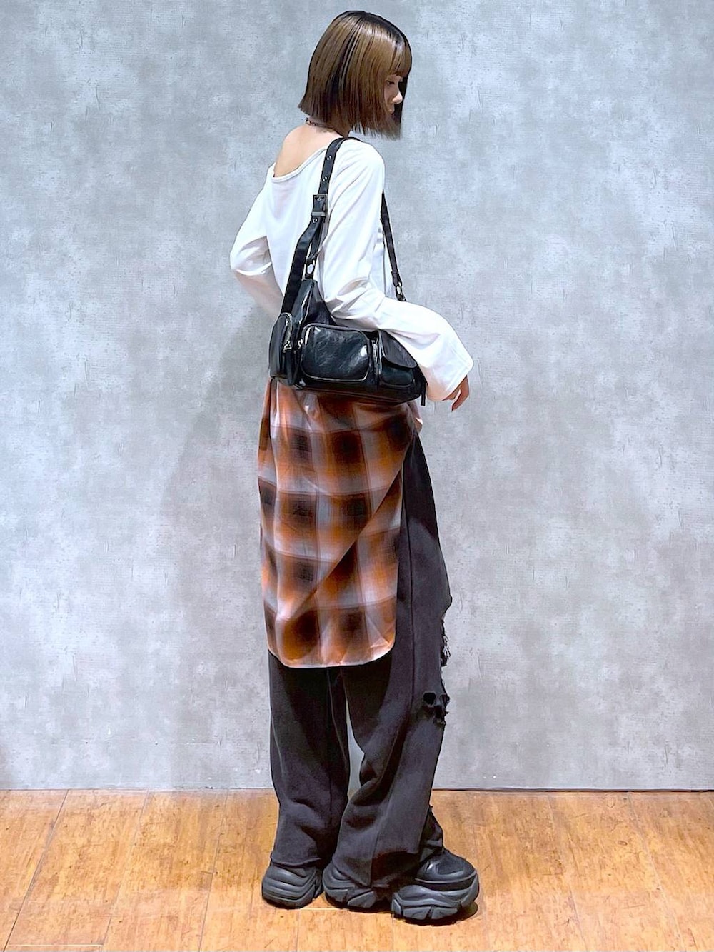 ブラック系のスニーカー、ブラック系のその他パンツ、オレンジ系のシャツ/ブラウスを着用したレディースの秋コーディネートの4枚目の写真