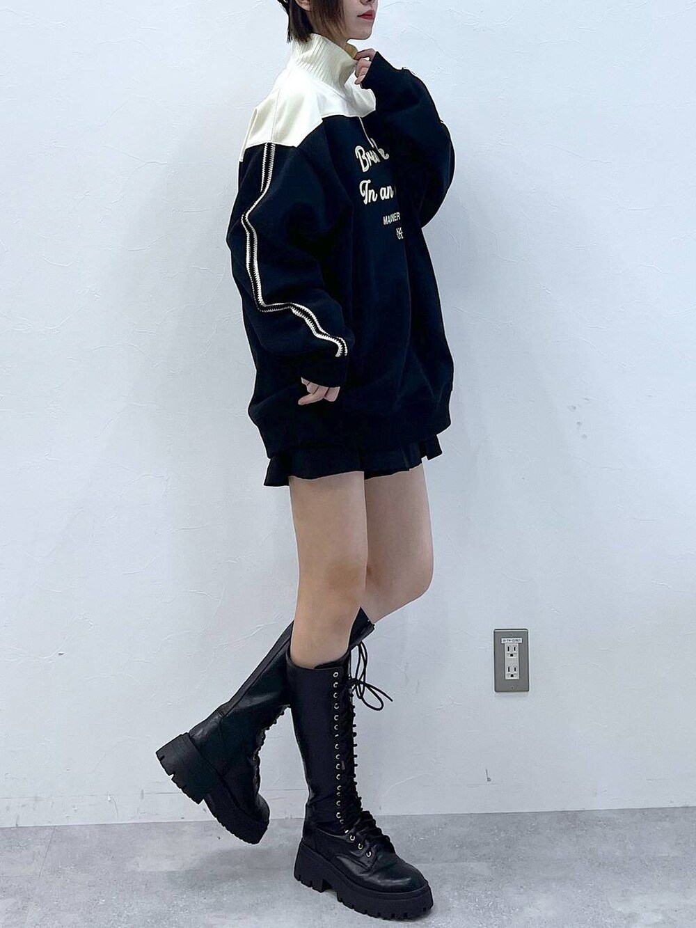 ブラック系のブーツ、ブラック系のその他パンツ、ブラック系のスウェットを着用したレディースの冬コーディネートの2枚目の写真